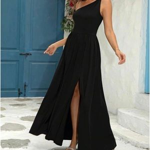 White by Vera Wang Gown
Black
Sleeveless w/One-Shoulder
Zip Closure at Back